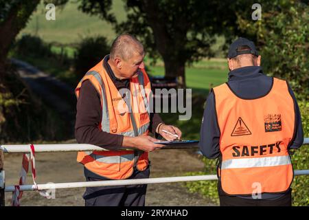 Ceredigion, Wales - 02. September 2023 Rali Ceredigion: Marshals vor dem Rennen auf der SS1 Borth 1 Wales, UK Stockfoto