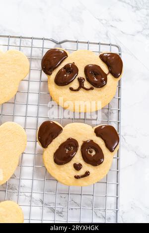 Panda-förmige Shortbread-Kekse mit Schokoladenglasur Stockfoto