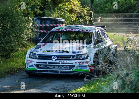 Ceredigion, Wales - 2. September 2023 Rali Ceredigion: Osian Pryce und Co-Pilot Stephane Prevot in einem Volkswagen Polo Car 1 auf der Bühne SS1 Borth 1 Wa Stockfoto