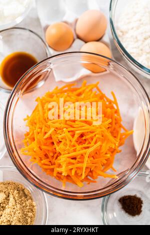 Karottenkuchen mit Frischkäse-Zuckerguss Stockfoto