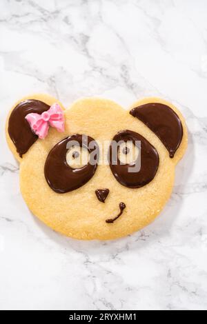 Panda-förmige Shortbread-Kekse mit Schokoladenglasur Stockfoto