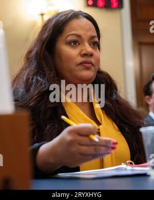 Jaime Williams, Mitglied der Versammlung (D-59th District), New York State Assembly, Brooklyn, New York, hält Schlussbemerkungen, als sie ihre Aussage vor dem United States House Committee on Natural Resources Hearing âDestroying Americaâs Best Idea: Untersuchung der Biden Administrationâs Nutzung von National Park Service Lands for Migrant Campsâ im Longworth House Office Building am Capitol Hill in Washington, DC am Mittwoch, den 27. September 2023. Es geht um den geplanten Schutz für Migranten auf dem Floyd Bennett Field, einem Flugplatz im Marine Park im Südosten von Brooklyn in New York Stockfoto