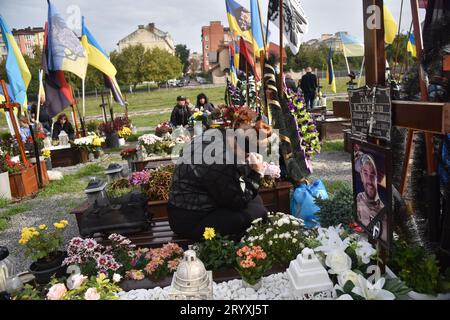 Lviv, Ukraine. Oktober 2023. Eine Frau schreit in der Nähe des Grabes eines ukrainischen Soldaten, der während des russisch-ukrainischen Krieges auf dem Lychakiv-Friedhof in Lemberg am Tag des Verteidigers der Ukraine getötet wurde. Quelle: SOPA Images Limited/Alamy Live News Stockfoto