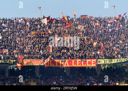 Lecce, Italien. September 2023 30. Fans von US Lecce während des Spiels Lecce gegen SSC Napoli, italienische Fußballserie A in Lecce, Italien, September 30 2023 Credit: Independent Photo Agency/Alamy Live News Stockfoto