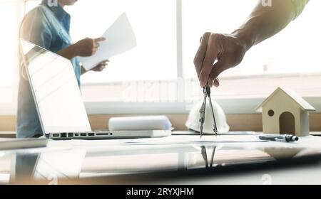 Zusammenarbeit Innenarchitektur Corporate Achievement Planning Design Zeichnen Teamwork Konzept mit Kompassen auf das Hausprojekt e Stockfoto