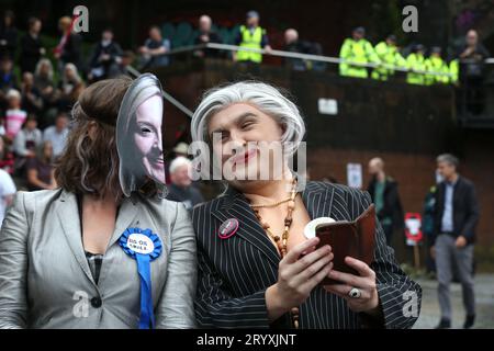 Manchester, Großbritannien. Oktober 2023. Demonstranten in Theaterkostümen während der Demonstration. Die Demonstranten fordern menschenwürdige Gesundheit, Wohnungen, Arbeitsplätze und Bildung. Die von der Volksversammlung organisierte Kundgebung wurde abgehalten, um gegen die Politik der Regierung zu protestieren, während die Konservative Party Conference im Stadtzentrum von Manchester stattfand. (Foto: Martin Pope/SOPA Images/SIPA USA) Credit: SIPA USA/Alamy Live News Stockfoto