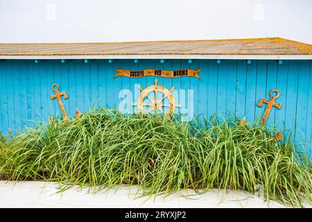 Nautische Dekoration auf einem Bootshaus in St. Pierre, Frankreich Stockfoto