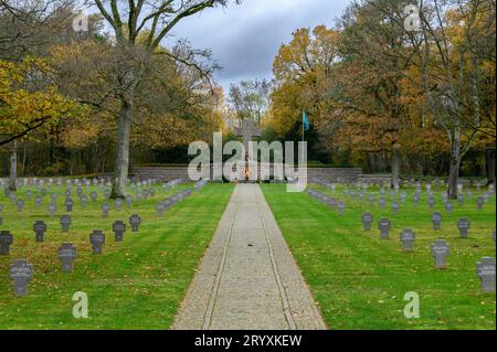 Der deutsche Kriegsfriedhof Sandweiler in Luxemburg. Es enthält die Gräber von 10.913 deutschen Soldaten, die 1944–1945 in der Ardenschlacht gefallen waren. Stockfoto