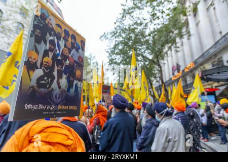 London, Großbritannien. Oktober 2023. Sikh-Demonstranten protestierten vor der indischen Hochkommission in London und forderten Gerechtigkeit für angebliche Morde, die der indische Staat 2023 auf fremdem Boden verübt hatte. Der Protest folgte der Behauptung des kanadischen Premierministers Justin Trudeau vom 18. September 2023, dass die indische Regierung für die Ermordung des Sikh-Unabhängigkeitsaktivisten Hardeep Singh Nijjar verantwortlich war, der im Juni 2023 vor einem Tempel in Kanada erschossen wurde. Stockfoto