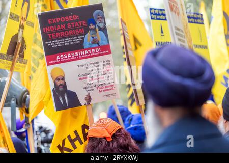 London, Großbritannien. Oktober 2023. Sikh-Demonstranten protestierten vor der indischen Hochkommission in London und forderten Gerechtigkeit für angebliche Morde, die der indische Staat 2023 auf fremdem Boden verübt hatte. Der Protest folgte der Behauptung des kanadischen Premierministers Justin Trudeau vom 18. September 2023, dass die indische Regierung für die Ermordung des Sikh-Unabhängigkeitsaktivisten Hardeep Singh Nijjar verantwortlich war, der im Juni 2023 vor einem Tempel in Kanada erschossen wurde. Stockfoto