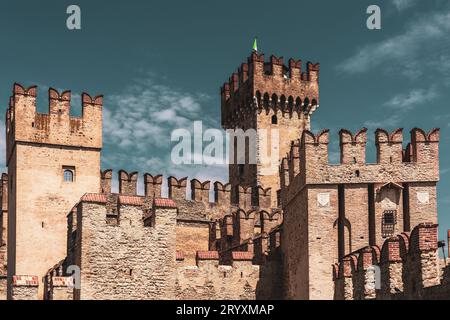 Blick auf das Schloss Scaliger in Sirmione am Gardasee in Italien. Stockfoto