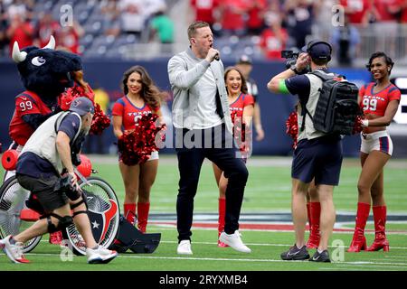 Houston, Texas, USA. Oktober 2023. Der ehemalige Houston Texans Defensive End J.J. Watt zieht die Zuschauer bei den Vorspielen vor dem Spiel zwischen den Houston Texans und den Pittsburgh Steelers im NRG Stadium in Houston, TX, am 1. Oktober 2023 an. (Bild: © Erik Williams/ZUMA Press Wire) NUR REDAKTIONELLE VERWENDUNG! Nicht für kommerzielle ZWECKE! Stockfoto