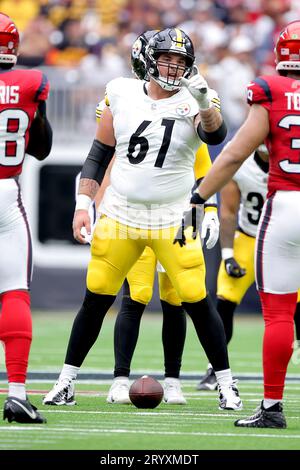 Houston, Texas, USA. Oktober 2023. Pittsburgh Steelers Center Mason Cole (61) Signale während des Spiels zwischen den Houston Texans und den Pittsburgh Steelers im NRG Stadium in Houston, TX am 1. Oktober 2023. (Bild: © Erik Williams/ZUMA Press Wire) NUR REDAKTIONELLE VERWENDUNG! Nicht für kommerzielle ZWECKE! Stockfoto
