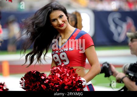 Houston, Texas, USA. Oktober 2023. Ein Houston Texans Cheerleader spielt während des Spiels zwischen den Houston Texans und den Pittsburgh Steelers im NRG Stadium in Houston, TX am 1. Oktober 2023. (Bild: © Erik Williams/ZUMA Press Wire) NUR REDAKTIONELLE VERWENDUNG! Nicht für kommerzielle ZWECKE! Stockfoto