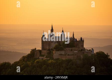 Panoramablick auf das Schloss Hohenzollern in Deutschland. Stockfoto