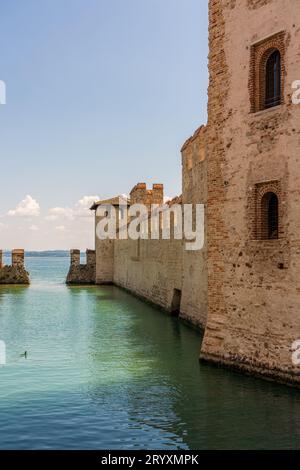 Blick auf das Schloss Scaliger in Sirmione am Gardasee in Italien. Stockfoto