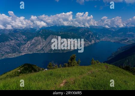 Panoramablick vom Monte Baldo auf die Altstadt von Riva del Garda, Torbole, Limone Sul Garda und den Gardasee in Italien. Stockfoto