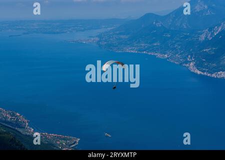 Gleitschirmfliegen von Monte Baldo über den Gardasee in Italien. Stockfoto