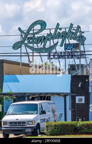 METAIRIE, LA, USA - 22. JULI 2023: Vor der Lamplighter Lounge, einer vorstädtischen Bar in New Orleans Stockfoto