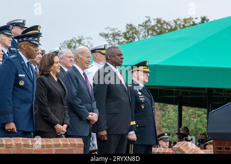 Arlington, Vereinigte Staaten von Amerika. 29. September 2023. Von links nach rechts: Kommandierender Vorsitzender der Joint Chiefs Air Force General Charles Q. Brown, Jr., Vizepräsident Kamala Harris, Präsident Joe Biden, Verteidigungsminister Lloyd Austin und der scheidende Vorsitzende der Joint Chiefs General Mark Milley stehen während einer Abschiedsfeier zu Ehren von Milley in der Joint Base Myer-Henderson Hall, 29. September 2023 in Arlington, Virginia. Kredit: TSgt. Jack Sanders/DOD Photo/Alamy Live News Stockfoto