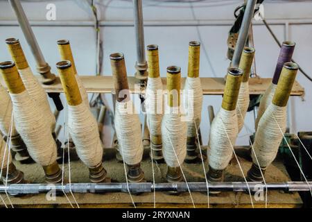 Spinnmaschinen mit Spindeln aus nächster Nähe. Stockfoto