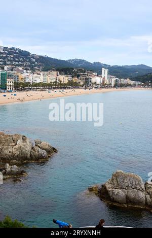 Farbenfrohe gelbe und orangene Häuser und Brücke Pont de Sant Agusti spiegeln sich im Fluss Onyar in Girona, Katalonien, Spanien. Ch Stockfoto