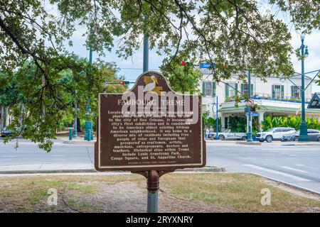 NEW ORLEANS, LA, USA - 24. September 2023: Selektiver Fokus des historischen Markers für das Stadtviertel Treme mit dem French Quarter im Hintergrund Stockfoto