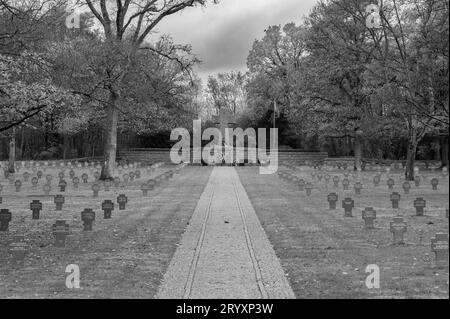 Der deutsche Kriegsfriedhof Sandweiler in Luxemburg. Es enthält die Gräber von 10.913 deutschen Soldaten, die 1944–1945 in der Ardenschlacht gefallen waren. Stockfoto