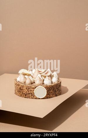 Ein leckerer Desserteller mit Baiser-Dessert, serviert auf einem Pappteller und garniert mit Sahne Stockfoto