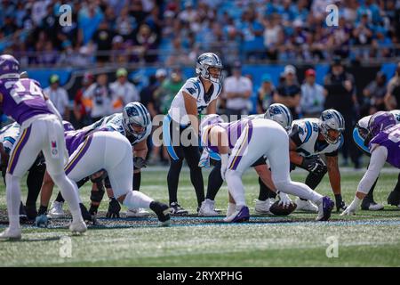 Charlotte, NC USA: Carolina Panthers Quarterback Bryce Young (9) wartet während eines NFL-Spiels gegen die Minnesota auf den Snap an der Line of Scrimmage Stockfoto