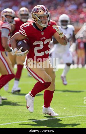 Oktober 2023; Santa Clara, CA, USA; San Francisco 49ers Running Back Christian McCaffrey (23) spielt mit dem Football im zweiten Quartal gegen die Arizona Cardinals im Levi’s Stadium. (Stan Szeto/Image of Sport) Stockfoto