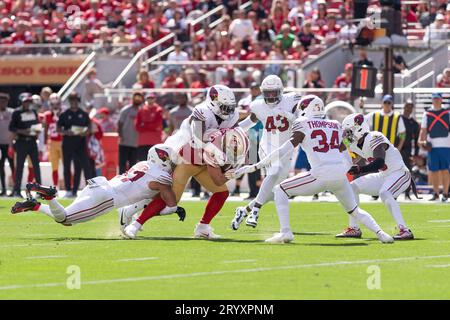 Oktober 2023; Santa Clara, CA, USA; Spieler der Arizona Cardinals schwärmen die San Francisco 49ers, die Christian McCaffrey (23) im zweiten Quartal im Levi’s Stadium zurücklaufen. (Stan Szeto/Image of Sport) Stockfoto