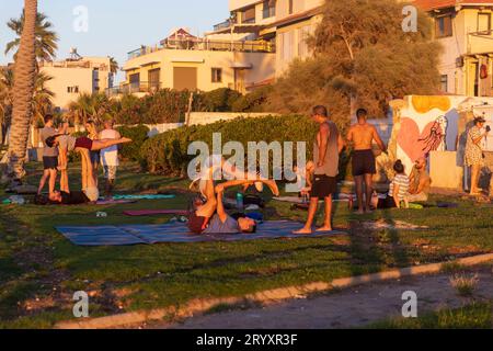 Haifa, Israel - 1. März 2023, Promenade entlang des Meeres. Frauen und Männer machen Yoga und Sport in der Nähe des Strandes in Haifa. Stockfoto