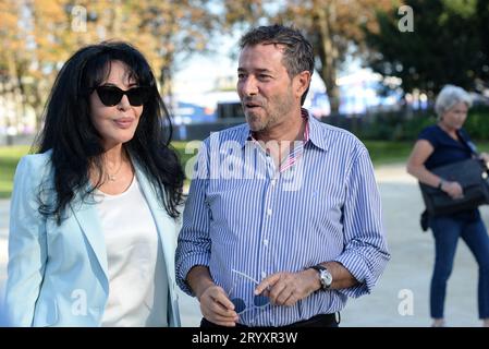 Inauguration du jardin des ambassadeurs 'Line Renaud' en présence de cette dernière très heureuse en compagnie de Brigitte Macron et d'Anne Hidalgo Stockfoto