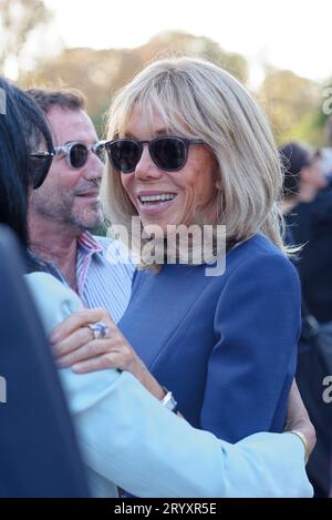 Inauguration du jardin des ambassadeurs 'Line Renaud' en présence de cette dernière très heureuse en compagnie de Brigitte Macron et d'Anne Hidalgo Stockfoto