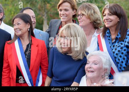 Inauguration du jardin des ambassadeurs 'Line Renaud' en présence de cette dernière très heureuse en compagnie de Brigitte Macron et d'Anne Hidalgo Stockfoto