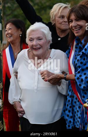 Inauguration du jardin des ambassadeurs 'Line Renaud' en présence de cette dernière très heureuse en compagnie de Brigitte Macron et d'Anne Hidalgo Stockfoto