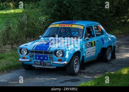 Ceredigion, Wales – 2. September 2023 Rali Ceredigion: Eifion Thomas und Mitfahrer Dewi Davies in einem Ford Escort MK1 RS2000 Auto 70 auf der Bühne SS1 Borth Stockfoto