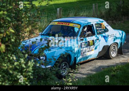 Ceredigion, Wales – 2. September 2023 Rali Ceredigion: Eifion Thomas und Mitfahrer Dewi Davies in einem Ford Escort MK1 RS2000 Auto 70 auf der Bühne SS1 Borth Stockfoto