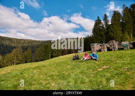 Junge Familie, die ihren Urlaub in einem Nationalpark genießt. Kaukasische Familie, die einen Bergweg hinunterläuft und Spaß hat. Familie h Stockfoto