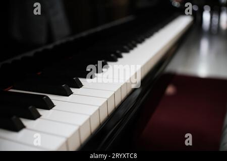 Hintergrund der Klaviertastatur mit selektivem Fokus. Stockfoto