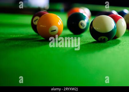 Billardbällchen. Bunte Snookerbälle auf grünem Fries. Stockfoto