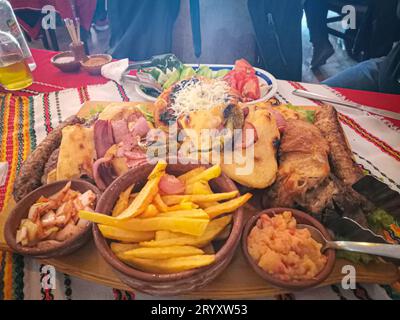 Traditionelle Zucht mit Fleisch (pastramalija) Vinica, Mazedonien Stockfoto