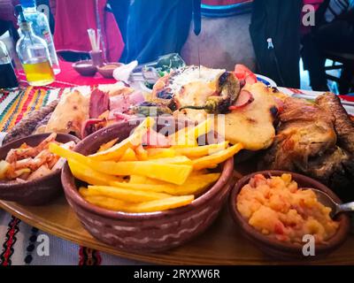 Traditionelle Zucht mit Fleisch (pastramalija) Vinica, Mazedonien Stockfoto