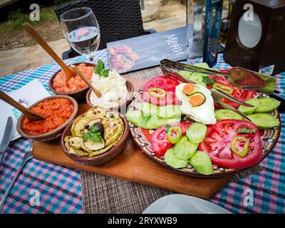 Traditionelle Zucht mit Fleisch (pastramalija) Vinica, Mazedonien Stockfoto