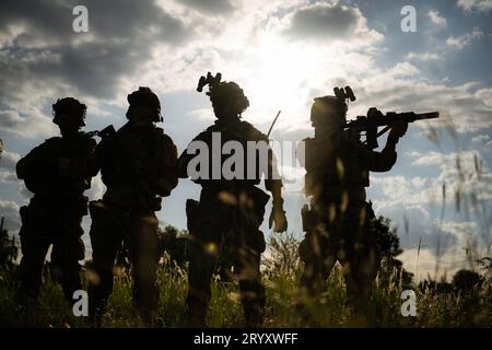 Soldat hält Waffe und zeigt Aktionserfolg oder Kriegserfolg, militärisches Trainingskonzept der Spezialkräfte. Stockfoto