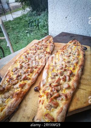 Traditionelle Zucht mit Fleisch (pastramalija) Vinica, Mazedonien Stockfoto