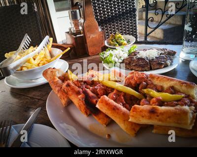 Traditionelle Zucht mit Fleisch (pastramalija) Vinica, Mazedonien Stockfoto