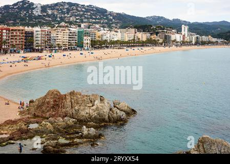 Farbenfrohe gelbe und orangene Häuser und Brücke Pont de Sant Agusti spiegeln sich im Fluss Onyar in Girona, Katalonien, Spanien. Ch Stockfoto