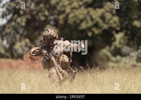 Soldaten der Spezialkräfte in Tarnung mit einem Paar Waffen, die voll mit moderner Technologie und komplett für den Kampf Stockfoto